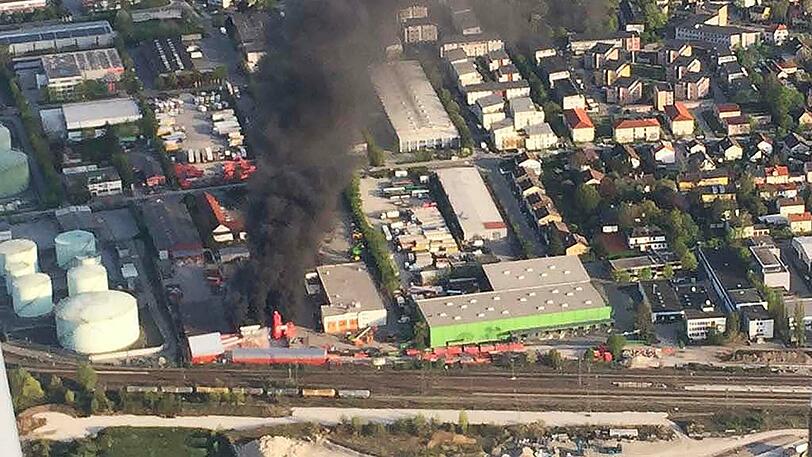 Brand in einem Recyclingbetrieb Feldkirchen: Das Feuer sorgte für eine Rauchwolke, die kilometerweit sichtbar war. Die Bilder vom Einsatz.
