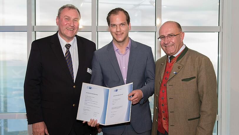 Bei der Feierstunde der IHK für München und Oberbayern: IHK-Vizepräsident Gerhard Lutz (r.) und Josef Amann, Bereichsleiter Berufsbildung der IHK, übergeben die Urkunde an Oberbayerns Top-Azubi, Martin Johannes Petersen. Bei der Feierstunde der IHK für München und Oberbayern: IHK-Vizepräsident Gerhard Lutz (r.) und Josef Amann, Bereichsleiter Berufsbildung der IHK, übergeben die Urkunde an Oberbayerns Top-Azubi, Martin Johannes Petersen.