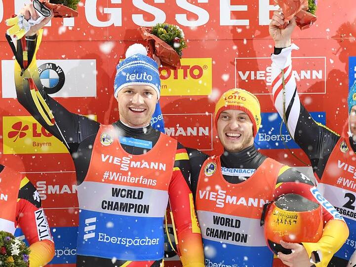 Toni Eggert (l) und Sascha Benecken feiern ihren Sieg am Königssee.