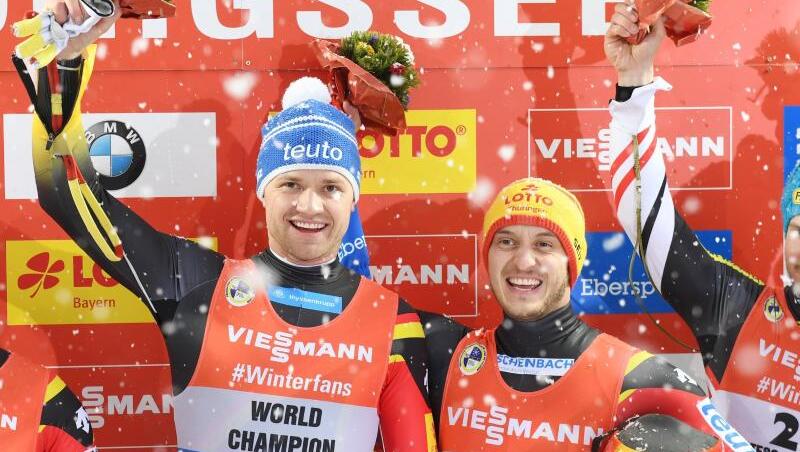 Toni Eggert (l) und Sascha Benecken feiern ihren Sieg am Königssee. Toni Eggert (l) und Sascha Benecken feiern ihren Sieg am Königssee.