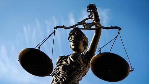 Eine Statue der Justitia hält eine Waage in ihrer Hand. Foto: David-Wolfgang Ebener/dpa/Symbolbild