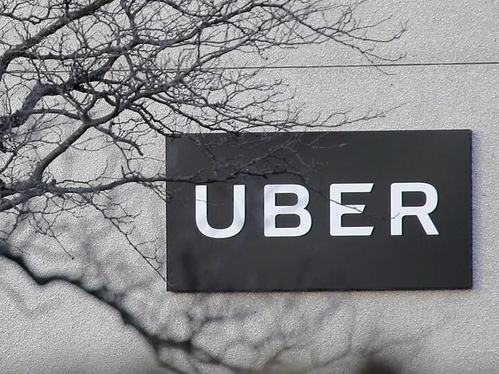 Der Fahrdienst-Vermittler Uber hat zum Jahresende starkes Wachstum verzeichnet, ist aber noch tiefer in die roten Zahlen geraten.