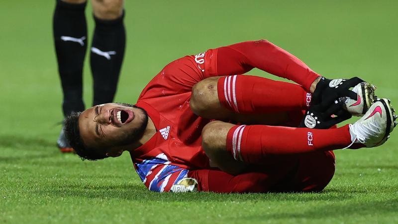 Münchens Corentin Tolisso liegt verletzt auf dem Rasen.