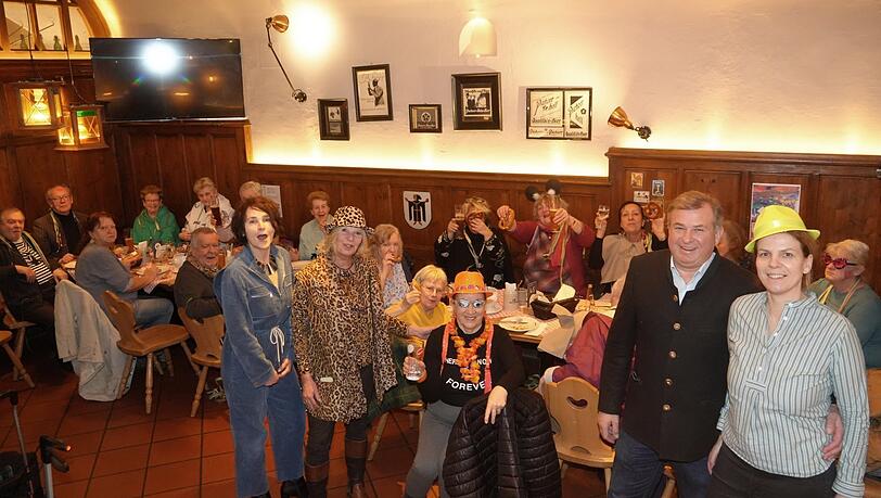 Weiberfasching im Hackerhaus. Rechts im Bild Lorenz Stiftl mit seiner Frau Christine. Sie spendierten den Seniorinnen und Senioren von Lichtblick am Donnerstagmittag Weißwürste.