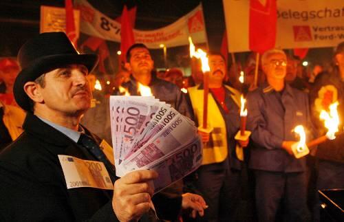 Ganz soviel Geld, wie dieser warnstreikende Metaller in den Händen hält, ist es nicht geworden. Ursprünglich lag die Forderung bei 8 Prozent.