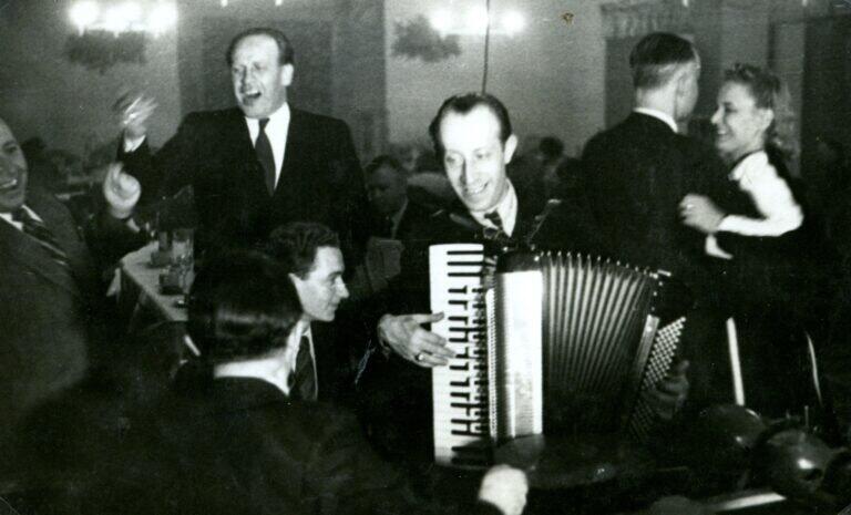 Oskar Schindler singend in Krakau 1940.