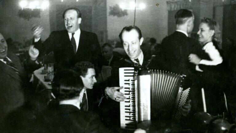 Oskar Schindler singend in Krakau 1940. Oskar Schindler singend in Krakau 1940.