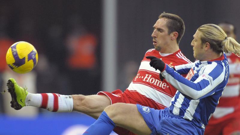 Berliner Ballett: Herthas Woronin (r.) attackiert Bayerns Mittelfeldspieler Franck Ribéry. Berliner Ballett: Herthas Woronin (r.) attackiert Bayerns Mittelfeldspieler Franck Ribéry.