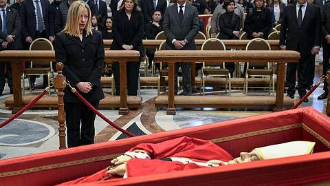 Giorgia Meloni am Sarg von Papst Franziskus.