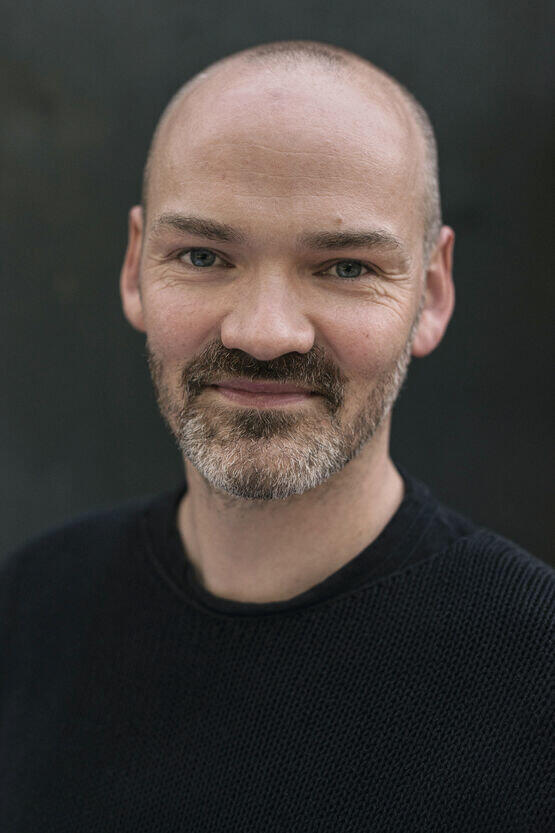 Der 42-jährige Regisseur Dirk Schmeding studierte Kunst- und Literaturwissenschaften in Braunschweig, ehe er zum Theater ging. Seine Inszenierung der deutschen Erstaufführung von Albéric Magnards „Guercoeur“ in Osnabrück wurde von der Zeitschrift „Opernwelt“ zur „Wiederentdeckung des Jahres“ gekürt. Der 42-jährige Regisseur Dirk Schmeding studierte Kunst- und Literaturwissenschaften in Braunschweig, ehe er zum Theater ging. Seine Inszenierung der deutschen Erstaufführung von Albéric Magnards „Guercoeur“ in Osnabrück wurde von der Zeitschrift „Opernwelt“ zur „Wiederentdeckung des Jahres“ gekürt.