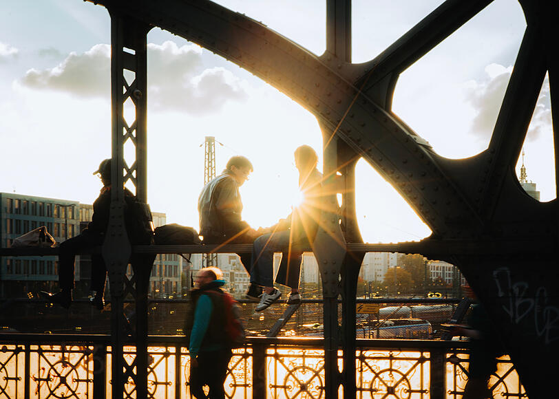 Die letzten Sonnenstrahlen des Tages an der Hackerbrücke genießen. Die letzten Sonnenstrahlen des Tages an der Hackerbrücke genießen.