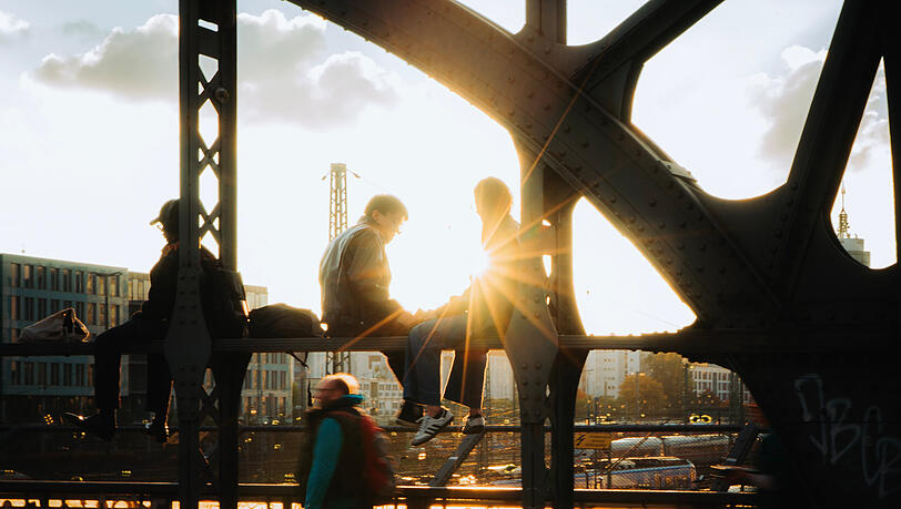 Die letzten Sonnenstrahlen des Tages an der Hackerbrücke genießen.