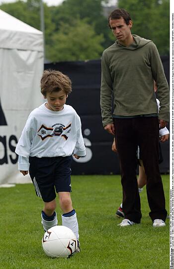 Dass er gut mit jungen Fußballern kann, sieht man hier: Kritsch wird der Sohnemann vom Papa beäugt.