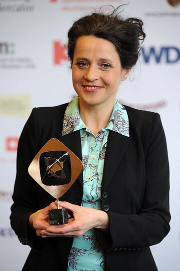 Die Autorin Kathrin Rothe posiert vor der Verleihung mit dem Preis in der Kategorie Information.