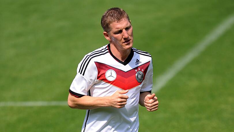 Bastian Schweinsteiger im Trainingslager in Südtirol. Der Vize-Kapitän muss ncoh individuell trainieren. Bastian Schweinsteiger im Trainingslager in Südtirol. Der Vize-Kapitän muss ncoh individuell trainieren.