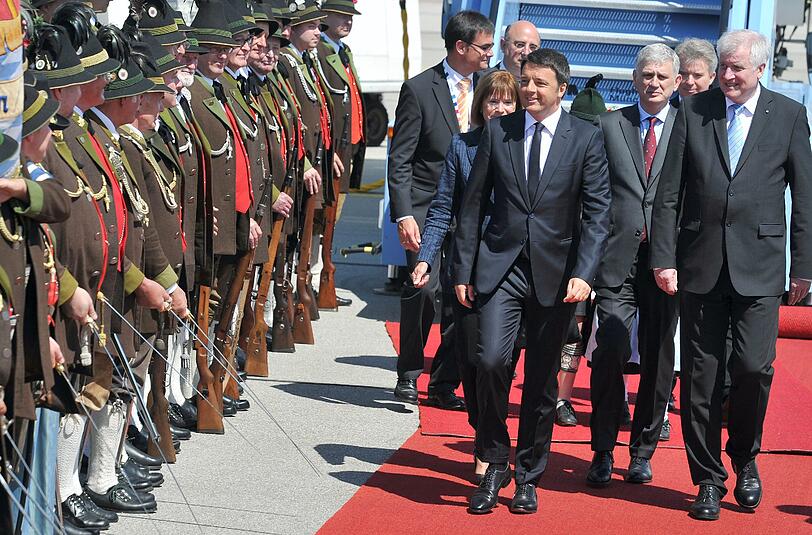 Der italienische Ministerpräsident Matteo Renzi war der letzte Regierungschef, der am 07.06.2015 am Flughafen in München für den G7-Gipfel angekommen ist. Begrüßte wurde er von Bayerns Ministerpräsident Horst Seehofer (r).