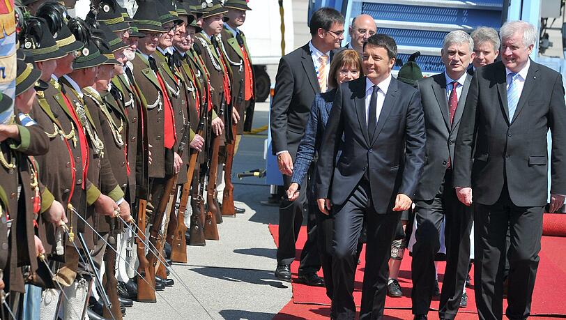Der italienische Ministerpräsident Matteo Renzi war der letzte Regierungschef, der am 07.06.2015 am Flughafen in München für den G7-Gipfel angekommen ist. Begrüßte wurde er von Bayerns Ministerpräsident Horst Seehofer (r). Der italienische Ministerpräsident Matteo Renzi war der letzte Regierungschef, der am 07.06.2015 am Flughafen in München für den G7-Gipfel angekommen ist. Begrüßte wurde er von Bayerns Ministerpräsident Horst Seehofer (r).
