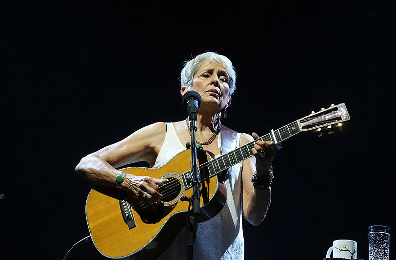 Stimme, Gitarre &ndash; und jede Menge Ausstrahlung: Joan Baez im Tollwood-Zelt.