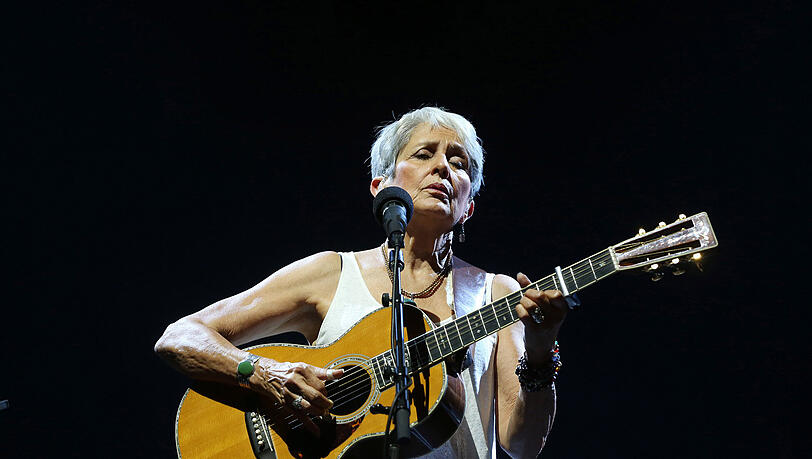 Stimme, Gitarre – und jede Menge Ausstrahlung: Joan Baez im Tollwood-Zelt. Stimme, Gitarre – und jede Menge Ausstrahlung: Joan Baez im Tollwood-Zelt.