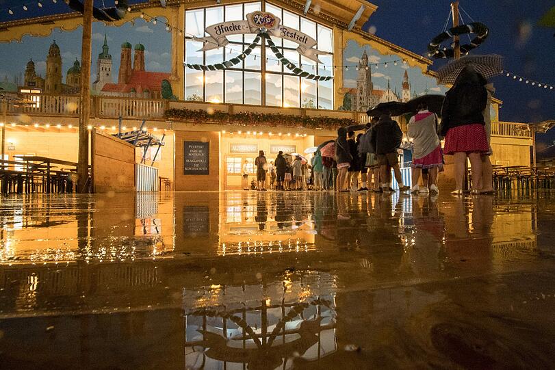 Der Regen bestimmt den Auftakt zum 183. Oktoberfest in München. Erste Wiesnfans standen trotzdem seit 7 Uhr vor den Zelten an.