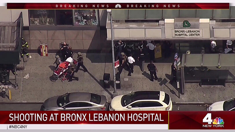 Ein Videostandbild des Senders WNBC 4. Es zeigt Krankenhauspersonal vor dem Bronx Lebanon Hospital nach dem Angriff. Ein Videostandbild des Senders WNBC 4. Es zeigt Krankenhauspersonal vor dem Bronx Lebanon Hospital nach dem Angriff.