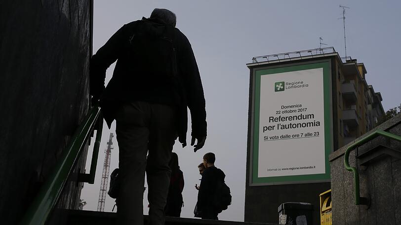 Ein riesiges Plakat wirbt in Mailand für das Referendum in der Lombardei.