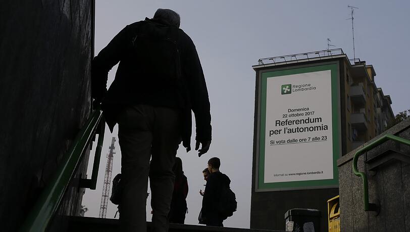 Ein riesiges Plakat wirbt in Mailand für das Referendum in der Lombardei. Ein riesiges Plakat wirbt in Mailand für das Referendum in der Lombardei.