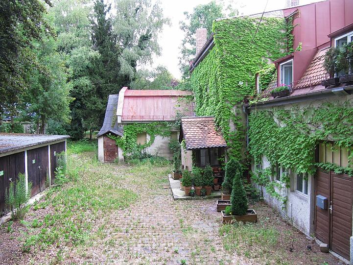 Im Sommer sieht das Hinterhaus besonders idyllisch aus.
