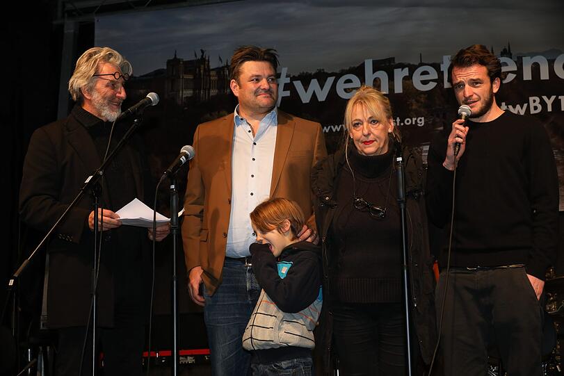 Moderator Rufus Beck, Veranstalter Benjamin David mit seinem Kind und zwei Vertreter der "Künstler mit Herz"