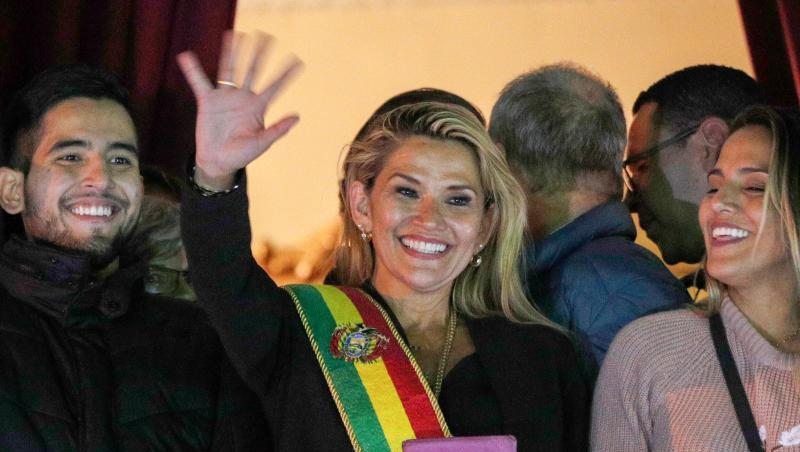 Nach dem Rücktritt von Boliviens Staatschef Evo Morales hat sich die Senatorin Jeanine Anez zur Interimspräsidentin erklärt. Nach dem Rücktritt von Boliviens Staatschef Evo Morales hat sich die Senatorin Jeanine Anez zur Interimspräsidentin erklärt.