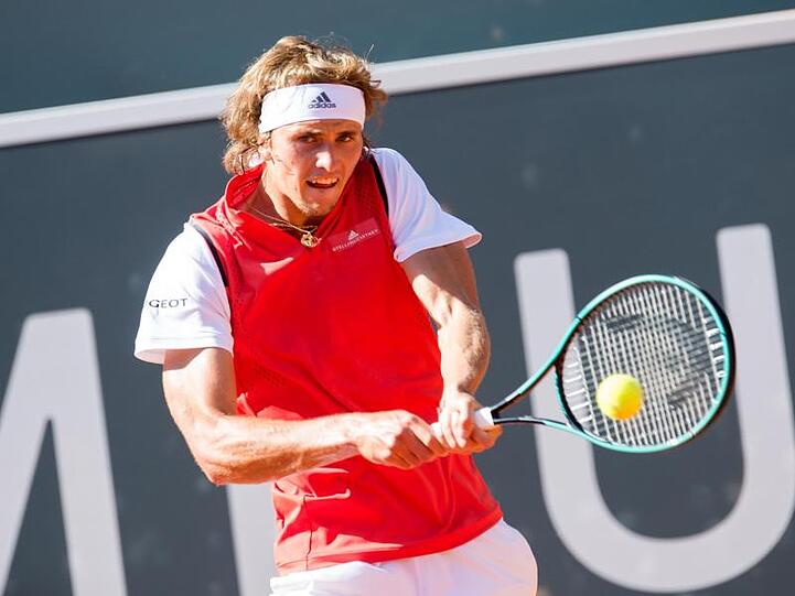 Der Weltranglisten-Fünfte Alexander Zverev hat beim Turnier in Hamburg das Halbfinale erreicht.