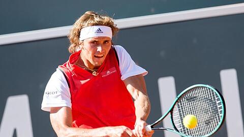 Der Weltranglisten-Fünfte Alexander Zverev hat beim Turnier in Hamburg das Halbfinale erreicht.