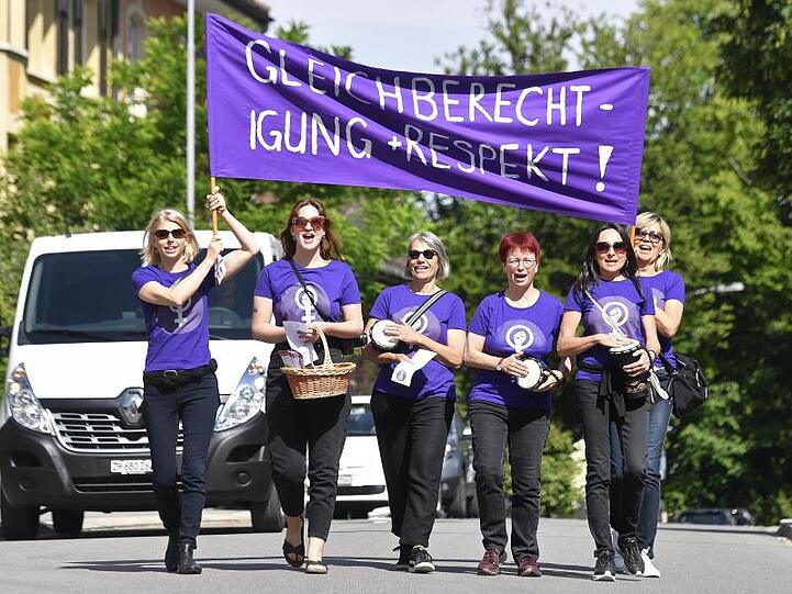 Tausende Frauen demonstrieren in der Schweiz für mehr Gleichberechtigung.