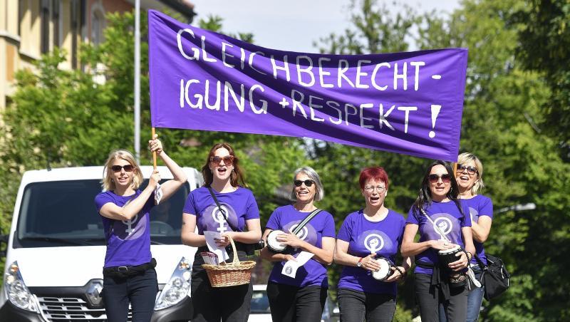 Tausende Frauen demonstrieren in der Schweiz für mehr Gleichberechtigung. Tausende Frauen demonstrieren in der Schweiz für mehr Gleichberechtigung.
