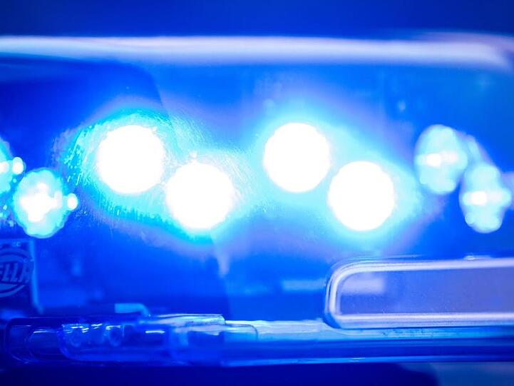 Ein Blaulicht leuchtet an einer Polizeistreife. Foto: Lino Mirgeler/dpa