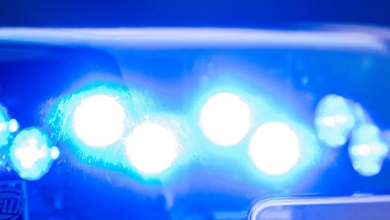 Ein Blaulicht leuchtet an einer Polizeistreife. Foto: Lino Mirgeler/dpa