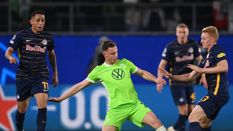 Der Wolfsburger Yannick Gerhardt (M.) geht hart in den Zweikampf mit Nicolas Seiwald (r) von RB Salzburg. Der Wolfsburger Yannick Gerhardt (M.) geht hart in den Zweikampf mit Nicolas Seiwald (r) von RB Salzburg.
