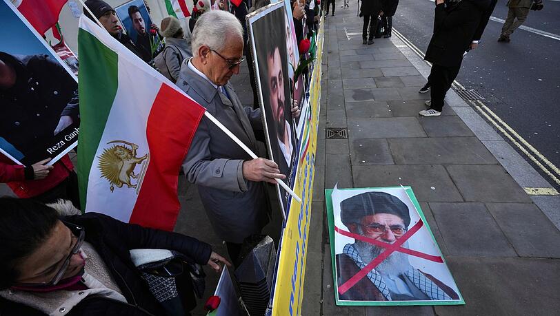 Auch in London protestieren Menschen gegen die F&uuml;hrung der Islamischen Republik.