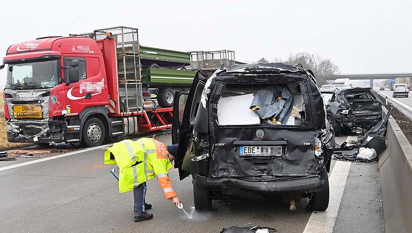 Zwei Menschen ringen nach dem Unfall auf der A94 mit dem  Tod.