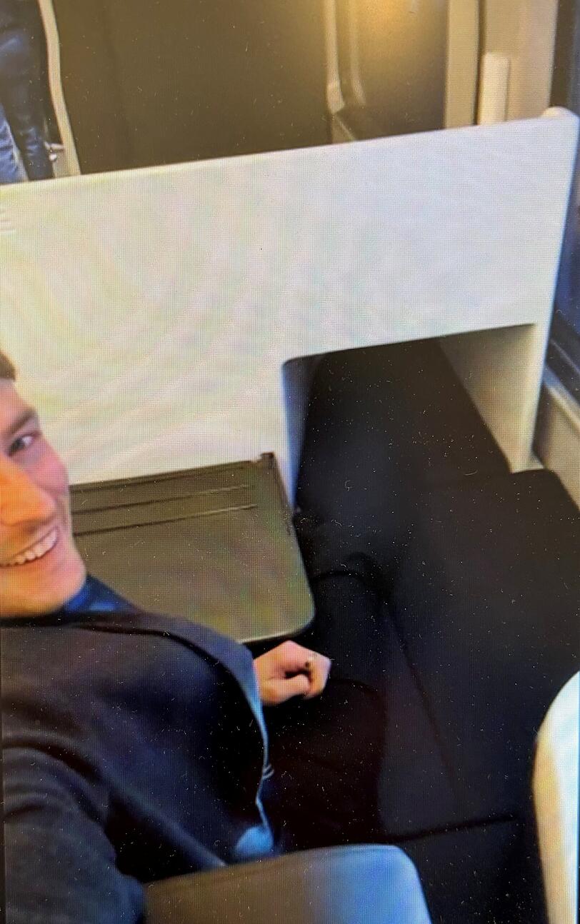 Schnappschuss beim Video-Call: Janek Smalla auf der Messe InnoTrans im noch verhüllten Nachtzug. Schnappschuss beim Video-Call: Janek Smalla auf der Messe InnoTrans im noch verhüllten Nachtzug.