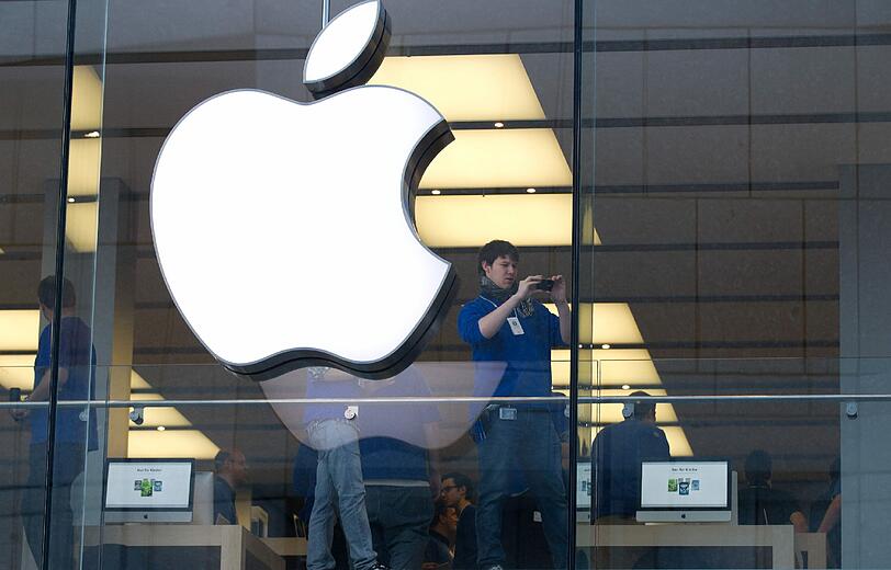 Rund 400 Menschen drängten am Morgen auf den Münchner Apple-Store, um ein neues iPad zu ergattern.