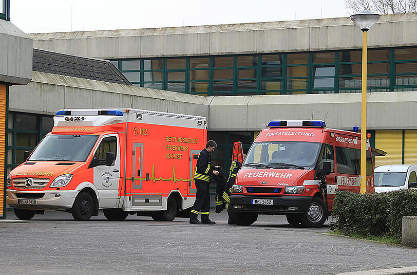 Das Joseph-König-Gymnasium in Haltern: Nach dem A320-Unglück in Frankreich sind Seelsorger im Einsatz. Die Schule ist geschlossen.