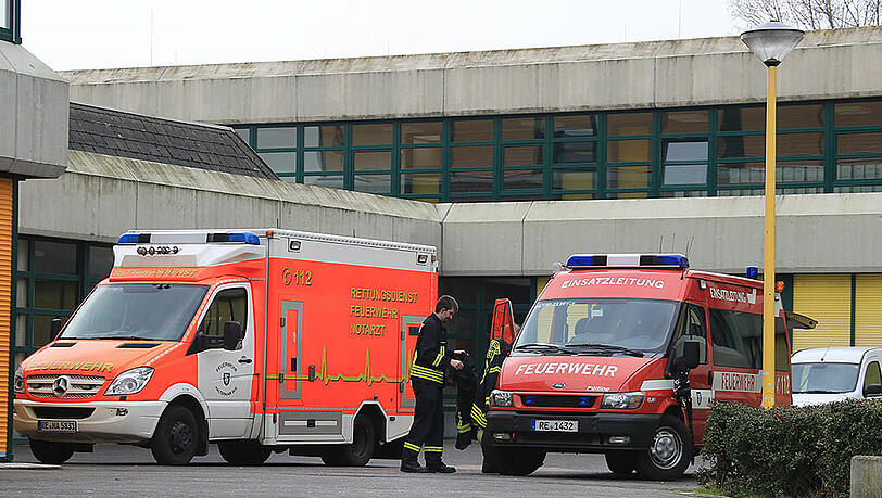 Das Joseph-König-Gymnasium in Haltern: Nach dem A320-Unglück in Frankreich sind Seelsorger im Einsatz. Die Schule ist geschlossen. Das Joseph-König-Gymnasium in Haltern: Nach dem A320-Unglück in Frankreich sind Seelsorger im Einsatz. Die Schule ist geschlossen.