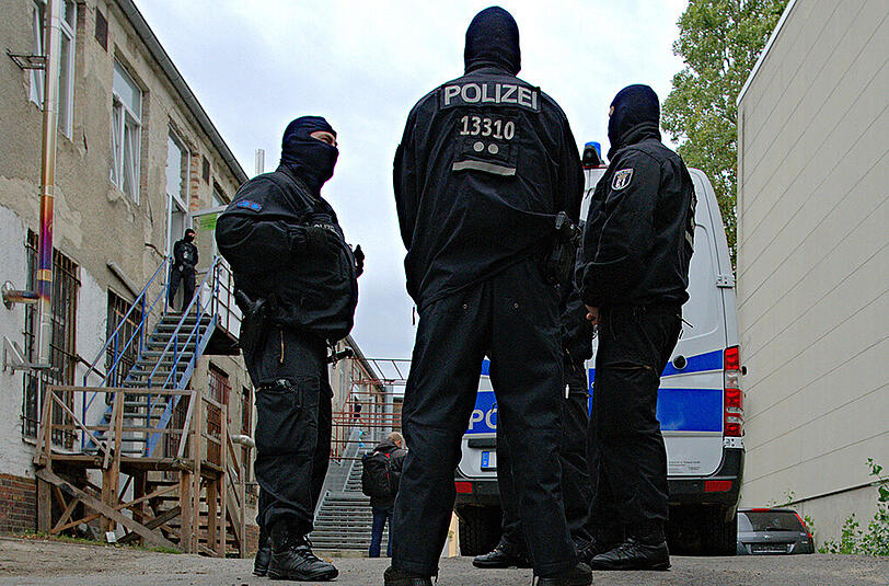 Die Berliner Polizei ist am Dienstagmorgen mit einer Razzia gegen mutmaßliche Unterstützer von Islamisten in Syrien vorgegangen.