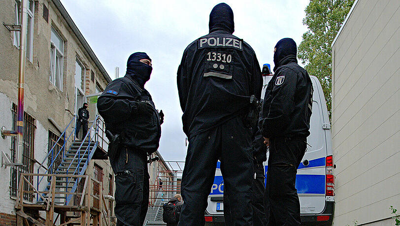 Die Berliner Polizei ist am Dienstagmorgen mit einer Razzia gegen mutmaßliche Unterstützer von Islamisten in Syrien vorgegangen. Die Berliner Polizei ist am Dienstagmorgen mit einer Razzia gegen mutmaßliche Unterstützer von Islamisten in Syrien vorgegangen.