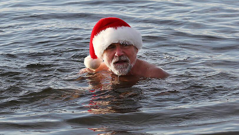 Beim traditionellen Weihnachtsbaden amüsieren sich "Pirrliepausen" (norddeutsch: Eiszapfen) am 24.12.2015 in Senftenberg (Brandenburg) im sechs Grad kalten Senftenberger See. Beim traditionellen Weihnachtsbaden amüsieren sich "Pirrliepausen" (norddeutsch: Eiszapfen) am 24.12.2015 in Senftenberg (Brandenburg) im sechs Grad kalten Senftenberger See.