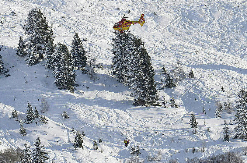 Eine fünfköpfige Gruppe löste am Sonntag im Allgäu eine Lawine aus. Sie mussten von einem Rettungshubschrauber gerettet werden. (Archivbild)