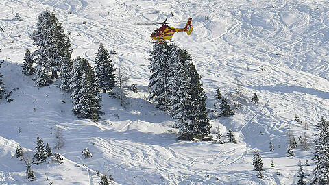 Eine fünfköpfige Gruppe löste am Sonntag im Allgäu eine Lawine aus. Sie mussten von einem Rettungshubschrauber gerettet werden. (Archivbild)