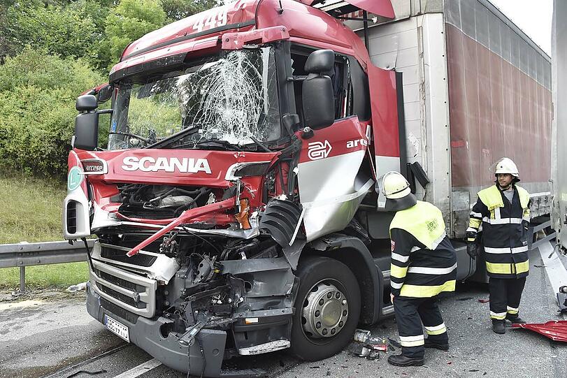 Unfall auf der A99: Bilder von den Aufräumarbeiten. Zwei Personen wurden leicht verletzt.