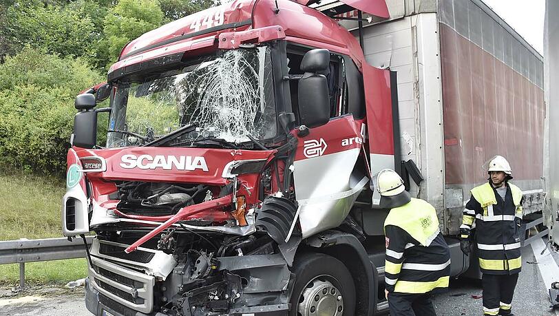 Unfall auf der A99: Bilder von den Aufräumarbeiten. Zwei Personen wurden leicht verletzt. Unfall auf der A99: Bilder von den Aufräumarbeiten. Zwei Personen wurden leicht verletzt.